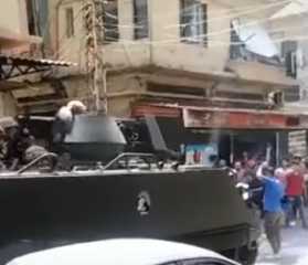 بالفيديو.. لبنان.. محتجون يعترضون الجيش في مدينة طرابلس وعناصره يطلقون النار في الهواء لتفريقهم