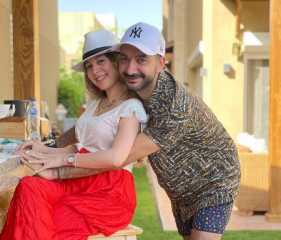 نادر حمدي وزوجته يخطفان الأنظار بصورة رومانسية