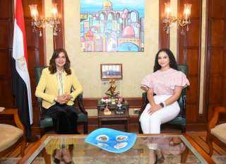 وزيرة الهجرة تلتقي ”مريم طاحون” أصغر مغنية أوبرا مصرية في النمسا