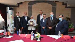 جامعة الفيوم: تكريم ميساء السيد أحمد مدير عام التخطيط لبلوغها سن المعاش 