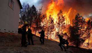 حريق هائل يزحف على قمم الجبال في ولاية كاليفورنيا الأمريكية