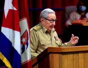 في ظل الاحتجاجات.. رئيس كوبا يجتمع مع راؤول كاسترو 
