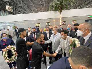وزيرا «الرياضة» و«الطيران» يستقبلان بعثة الأهلي بالورود في المطار