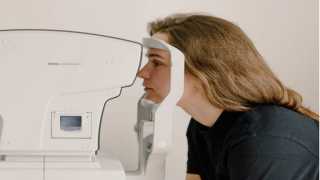 أطباء يزعمون أن ”عيون المرضى” تكشف وجود ”كوفيد طويل الأمد”