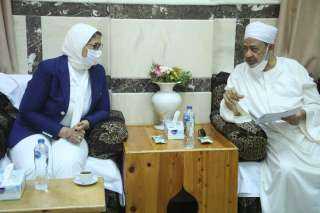 وزيرة الصحة تلتقي فضيلة الإمام الأكبر شيخ الأزهر الشريف  بمدينة القرنة