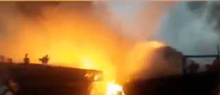 حريق يلتهم 5 قوارب تجارية في ميناء جنوب إيران