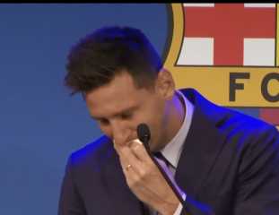 شاهد.. ميسي يجهش بالبكاء في مؤتمر صحفي وداعي قبل مغادرته برشلونة