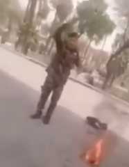 بالفيديو.. شخص يرتدي الزي العسكري يحاول حرق نفسه وسط العاصمة العراقية