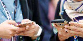 دراسة: تصفح هاتفك خلال وجود أصدقائك يشير إلى مشكلة صحية خطيرة