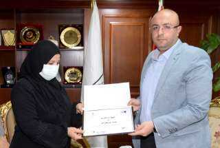 محافظ بني سويف يسلم شهادة  التقدير الخاصة بمبادرة تحدي القراءة العربي لوالدة الطالبة ”لميس يحيى” بعد وفاتها