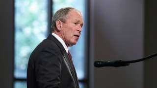 بوش يدعو لفتح ممر آمن للاجئين الأفغان دون تأخير ”بيروقراطي” 