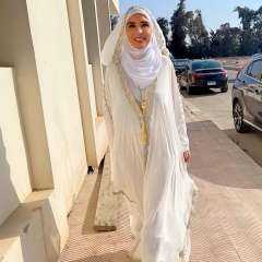 دينا تكشف حقيقة صورة ارتدت العباءة والحجاب باللون الأبيض