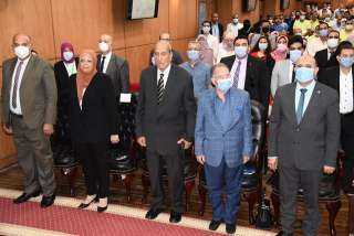 وزير القوى العاملة ومحافظ بورسعيد يسلمان وثائق تأمين حوادث شخصية للعمالة الغير منتظمة ببورسعيد
