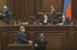 بالفيديو.. شجار جديد بين نواب الحكومة والمعارضة في برلمان أرمينيا