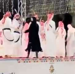 شاهد.. فيديو لامرأة تقتحم مسرحا لأداء رقصة العرضة يثير الجدل فى السعودية