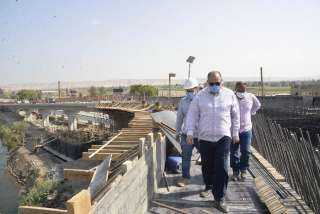 محافظ أسيوط يواصل جولاته الميدانية بتفقد أعمال تنفيذ مشروع كوبري المدخل الشمالي العلوي بمنقباد