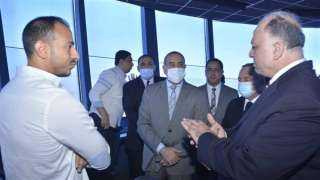 وزير الطيران المدنى يتفقد برج مراقبة مطار القاهرة ويشيد بأداء المراقبين الجويين