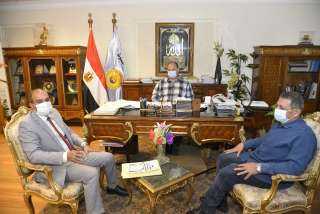 محافظ أسيوط يلتقي نائب رئيس الشركة المالية والصناعية المصرية للأسمدة