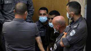 مشادّة كلامية بين الأسير زكريا الزبيدي وأحد الحراس الإسرائيليين|فيديو
