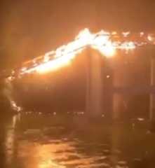 بالفيديو.. حريق يلتهم جسرا يعود إلى القرن الـ19 في روما