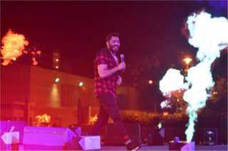 تامر حسني يخطف الأضواء في حفل غنائي بإحدى الجامعات الخاصة بالإسكندرية