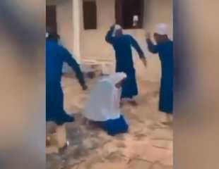 بالفيديو.. تلاميذ يتعرضون للضرب بسبب ”شرب الكحول” في مدرسة لتعليم القرآن بنيجيريا