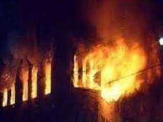  النيران تلتهم كمية من الأخشاب والمخلفات أعلى سطح منزل بكرداسة  
