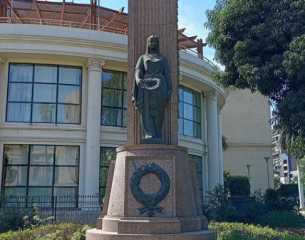 تمثال ثورة طلبة الجامعة ضد الاستعمار ونضالهم في سبيل نيل الاستقلال والحرية