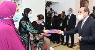 الرئيس السيسي يهدى أبناء أسر الإسكان بديل المناطق غير الآمنة ”تابلت”