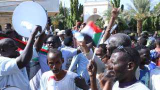 مئات السودانيين يعتصمون في الخرطوم مطالبين بتولي الجيش السلطة