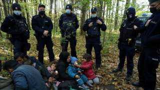 بولندا: مهاجرون غير شرعيين حاولوا اقتحام حدودنا مع بيلاروس