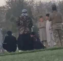 مقطع فيديو مثير للجدل لعنصر من ”طالبان” يصفع أطفالا بسبب ”لعبهم البابجي”