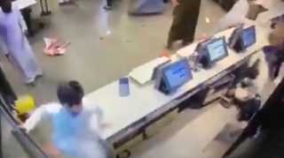 بالفيديو.. غضب في السعودية بعد اعتداء أشخاص على عمال مطعم وجبات سريعة.. والسلطات تتدخل