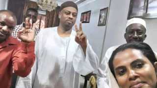 وزير الاتصالات السوداني يرسم إشارة النصر بعد إطلاق سراحه