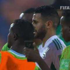 لاعبو جيبوتي يتسابقون لالتقاط الصور مع محرز بعد خسارتهم برباعية
