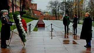 رئيس الشيوخ يضع إكليلا من الزهور علي قبر الجندي المجهود بموسكو
