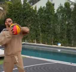 شاهد.. محمد رمضان يستعرض مهاراته في كرة السلة بالولايات المتحدة
