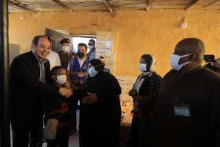 الرئيس السيسى يتفقد قرية غرب أسوان المتضررة من السيول ويلتقى المواطنين