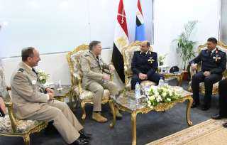 لقاءات ثنائية مكثفة لقادة الأفرع الرئيسية وكبار قادة  القوات المسلحة  بهدف تعزيز أواصر التعاون العسكرى