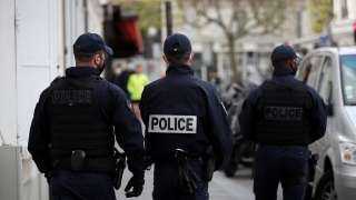 فرنسا.. مسلح يرتدي ملابس النينجا يصيب شرطيتين بجروح في مدينة تشيربورغ