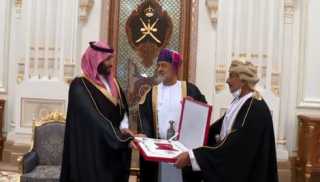 السلطان هيثم بن طارق يمنح الأمير محمد بن سلمان أحد أرفع الأوسمة العمانية