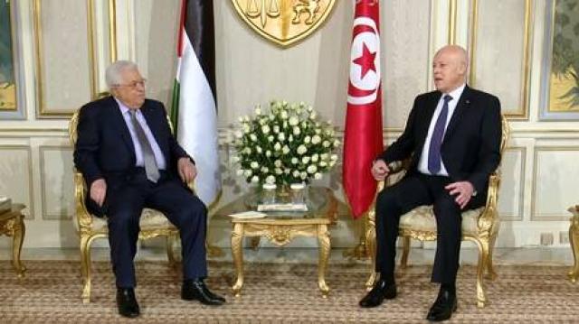 الرئيس الفلسطيني يقلد نظيره التونسي القلادة الكبرى لدولة فلسطين