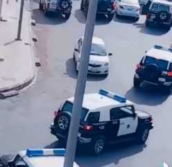 بالفيديو.. السعودية..مواطن يطلق النار على الشرطة بعد سرقته سيارة واستنفار أمني