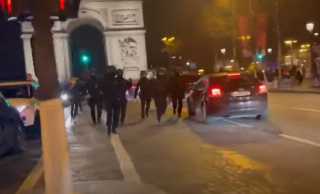 شاهد.. مواجهات بين الشرطة الفرنسية ومشجعي منتخب الجزائر في ”الشانزليزيه”