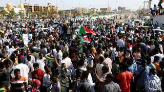 الشرطة السودانية تطلق الغاز المسيل للدموع لتفريق المتظاهرين في محيط القصر الجمهوري