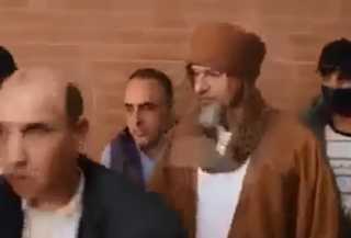 مشهد يرصد مغادرة سيف الإسلام القذافي مقر مفوضية الانتخابات في سبها