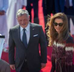 شاهد.. الملكة رانيا تنشر صورة خاصة لعائلتها وترفقها برسالة