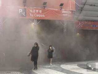 هونغ كونغ.. حريق ضخم في مركز تجاري يحاصر 300 شخص ويصيب آخرين