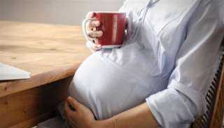 ما هي التأثيرات المحتملة لاستهلاك الكافيين أثناء الحمل على الطفل والأم؟