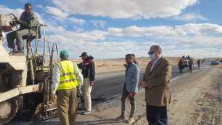 محافظ أسيوط يواصل جولاته الميدانية بتفقد أعمال تطوير وإعادة رصف الطريق الصحراوى الغربي وطريق المطار